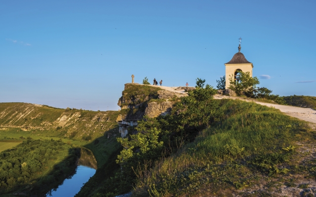 Felsenkloster von Orheil-Vechi über dem Fluss Reut