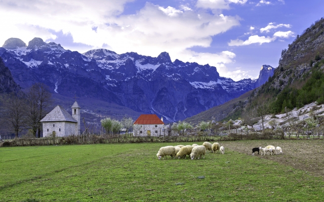Blick auf das Dorf Theth in Nordalbanien