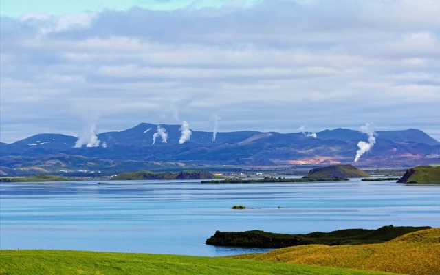 Vulkankrater im See Myvatn auf Island
